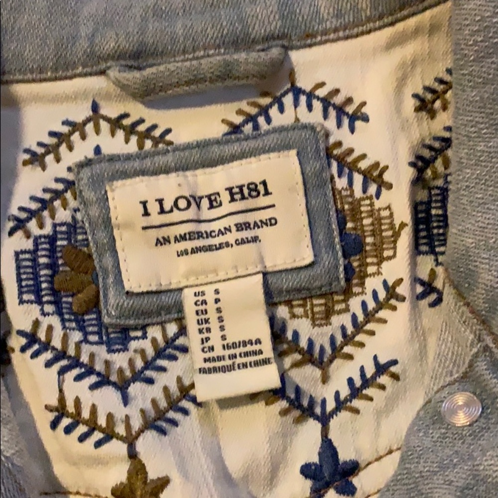 Sleeveless light denim vest. - Picture 2 of 3